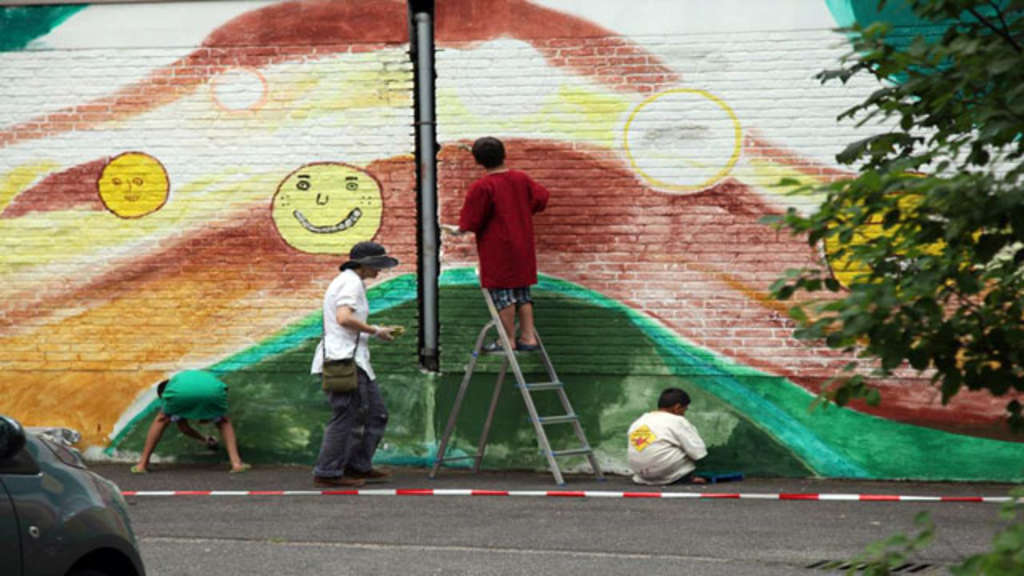 Kinder bemalen Stromhaus in Lindweiler