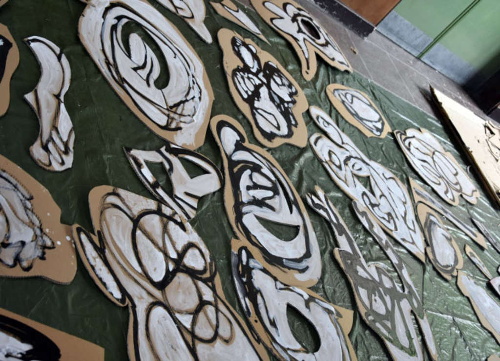 Große bunte Pappformen werden bemalt 