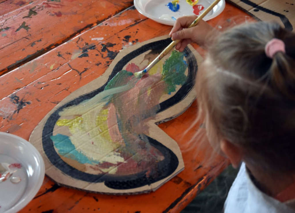 Kind bemalt Pappform mit bunter Farbe 
