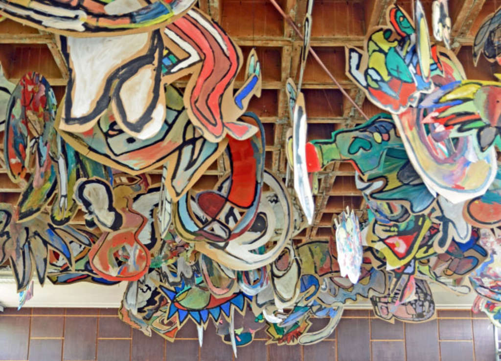 Bunte Pappmobiles hängen an Decke