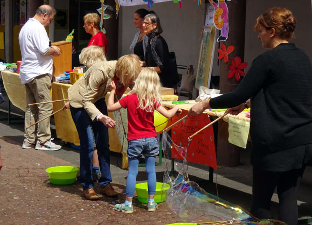 Seifenblasen-Aktion beim Stadtteilfest