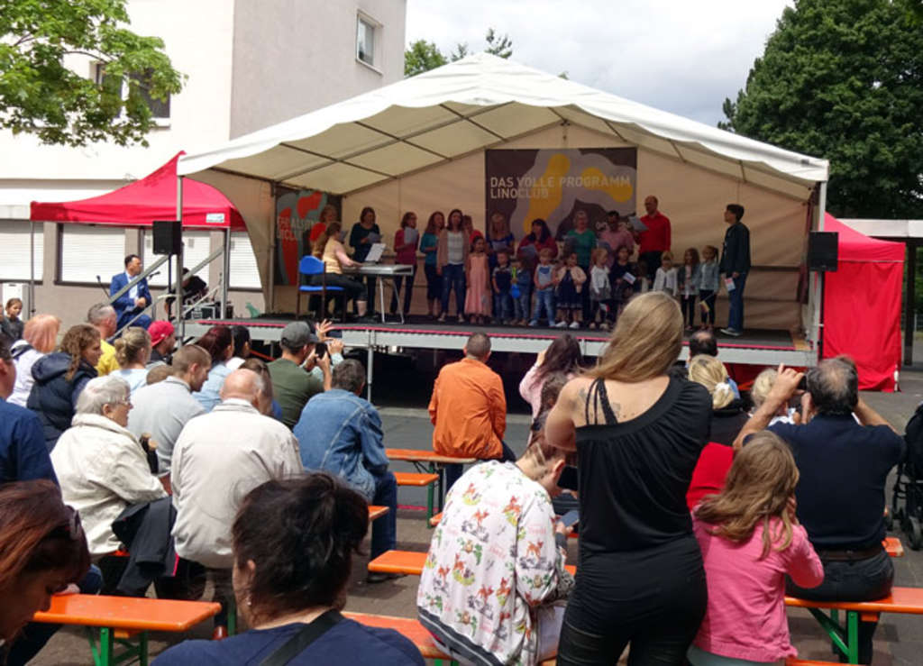 Bühnenprogramm mit Kinderchor beim Stadtteilfest in Lindweiler