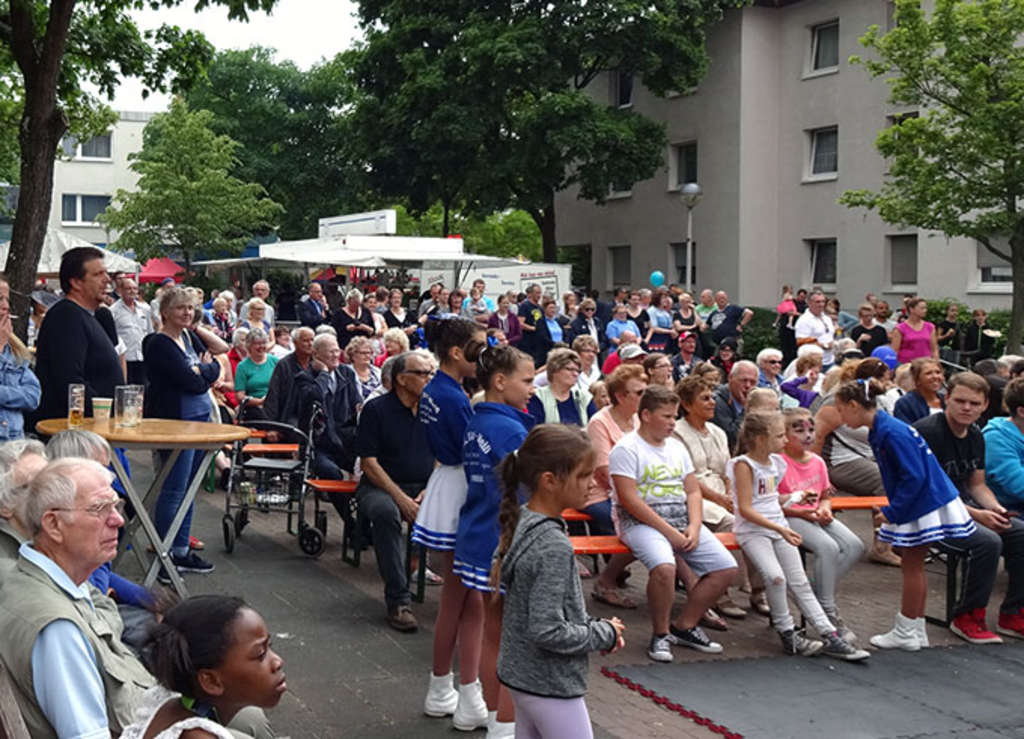 Die Gäste blicken interessiert in Richtung Bühne 