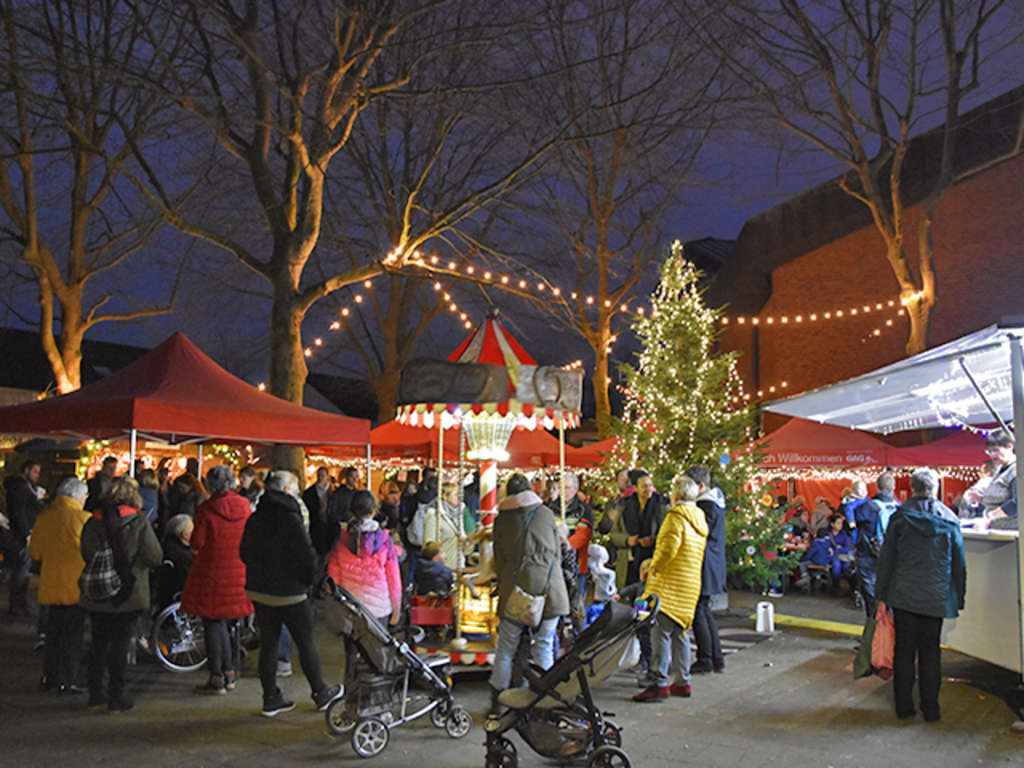 Weihnachtsmarktstände in Lindweiler bei Nacht