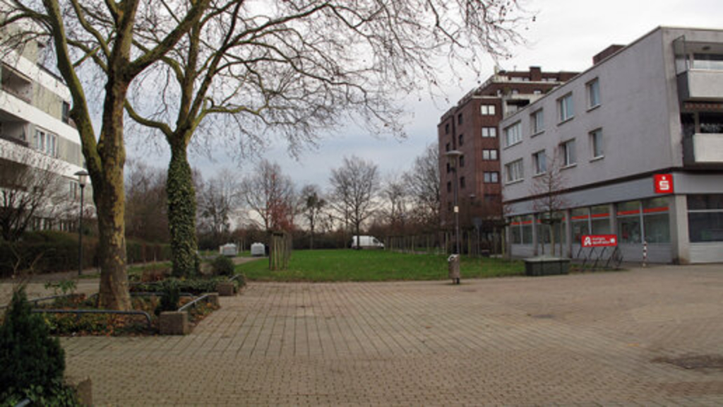 Rasenfläche im Osten des Platzes, Link auf Umgestaltung des Platzes An Sankt Adelheid