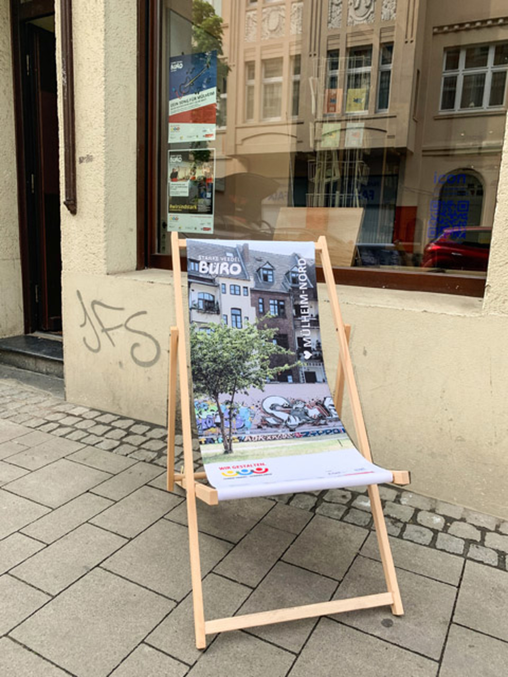 Starke Veedel-Liegestuhl vor Ladenlokal