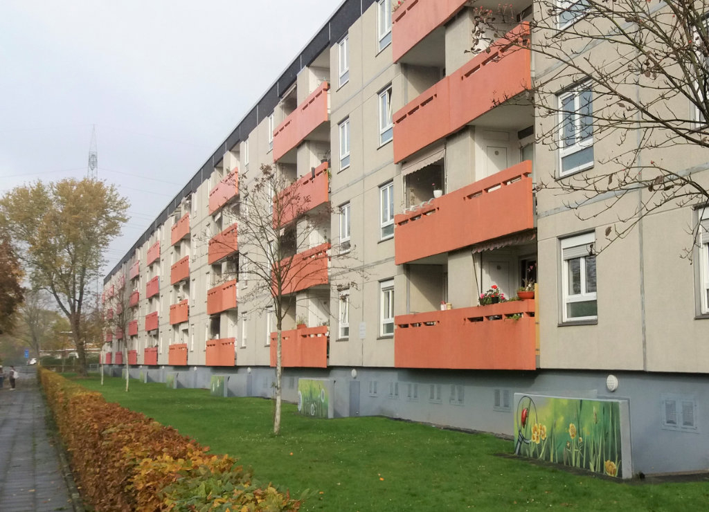 Wohngebäude mit farblich neu gestalteten Kellerabgängen