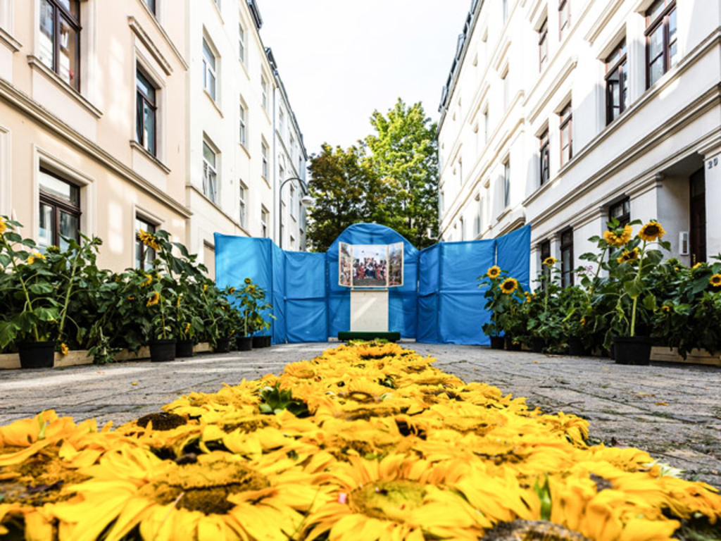 Mit Sonnenblumen geschmückte Schützenhofstraße