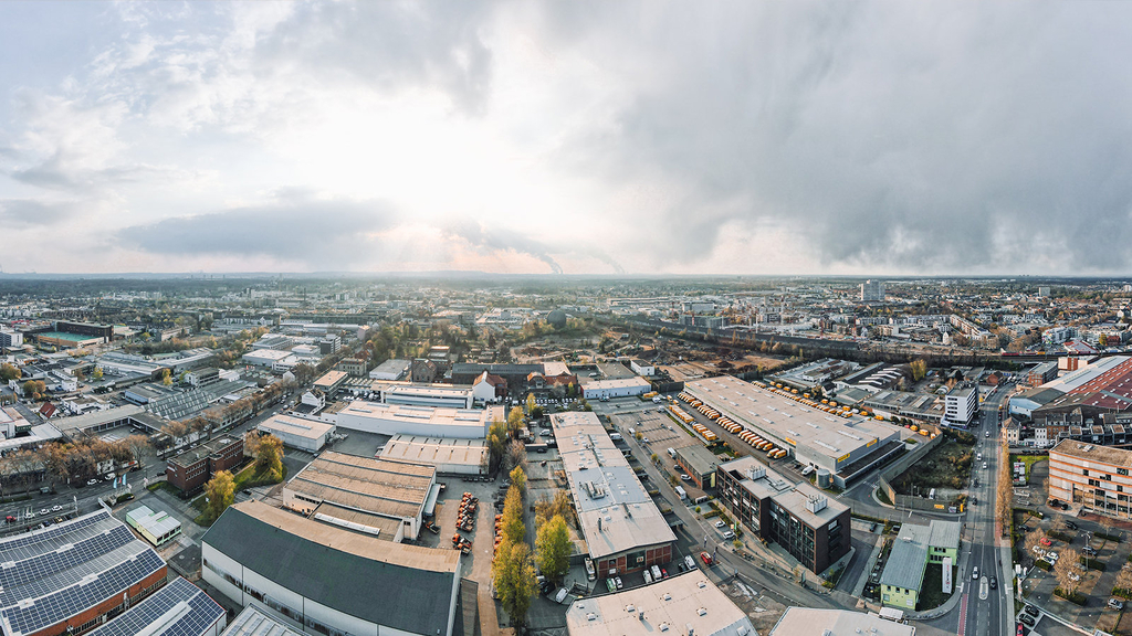 Das Foto zeigt eine Panoramaaufnahme der Kölner Weststadt mit dem Max-Becker-Areal  im Zentrum.