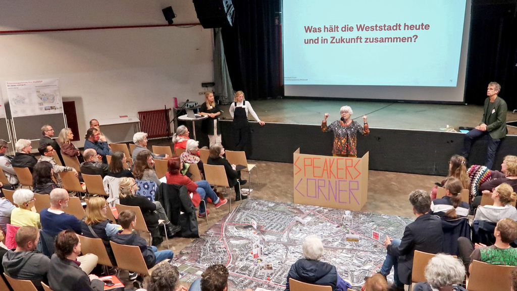 Beteiligte beim Vortragen ihrer Meinung vor den Anwesenden im Speaker’s Corner