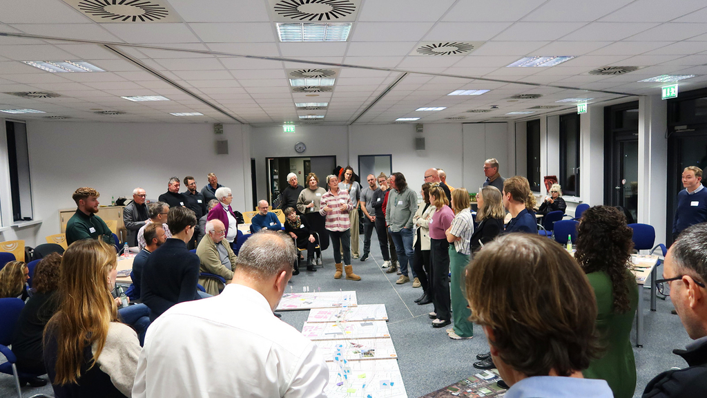 Die Workshop-Teilnehmenden hören bei einem Vortrag zu