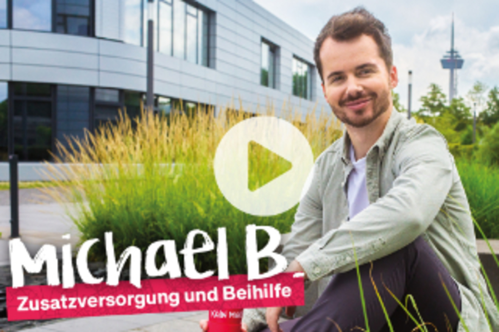 Foto von Michael B. - Zusatzversorgung und Beihilfe vor dem Gebäude der Beihilfekasse, im Hintergrund der Colonius, Link auf Die Kölnmacher*innen: Michael - YouTube