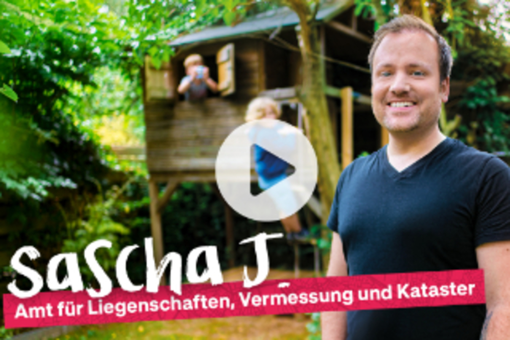 Foto von Sascha T. - Amt für Liegenschaften, Vermessung und  Kataster im Garten vor dem Spieleturm mit seinen Kindern, Link auf Die Kölnmacher*innen: Sascha - YouTube