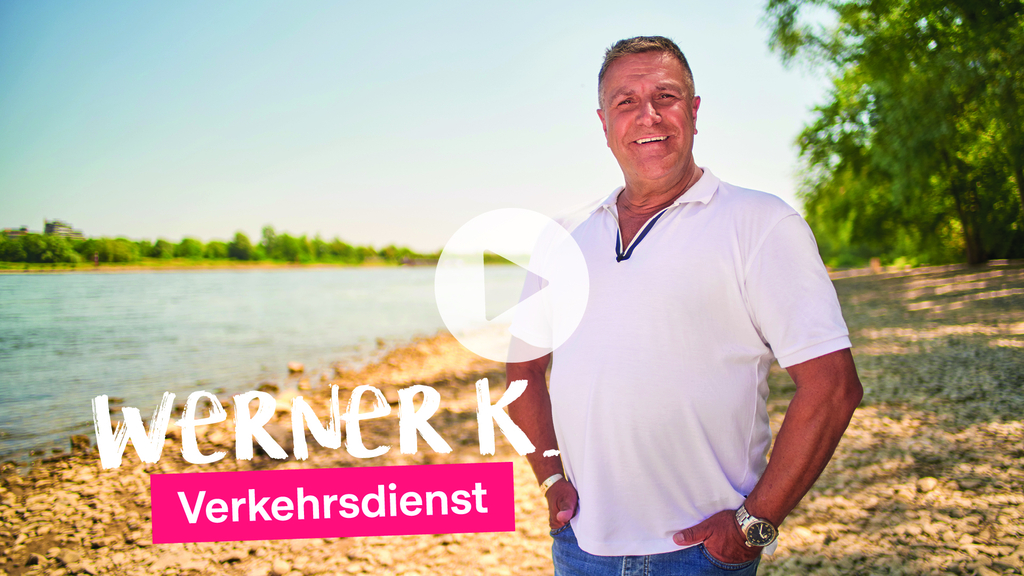 Foto von Werner K., er schaut lachend in die Kamera, im Hintergrund ist der Rhein, mit Playbutton und Schriftzug "Werner K. Verkehrsdienst", Link auf Die Kölnmacher*innen: Werner - YouTube
