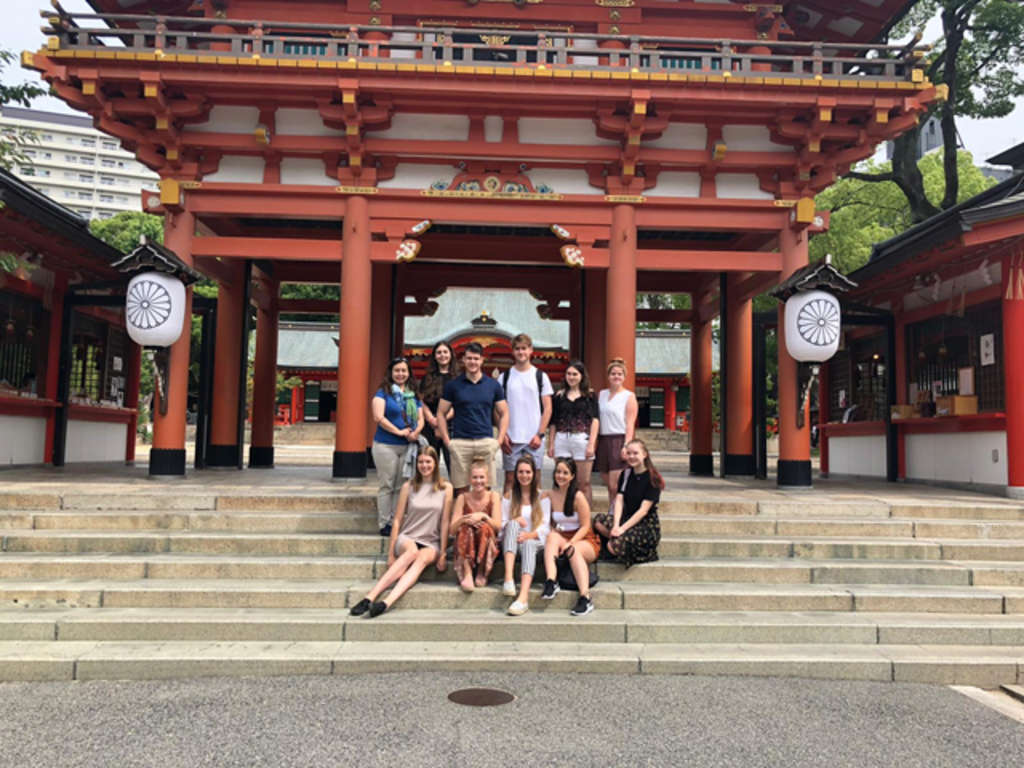Gruppenfoto vor dem Ikuta-Schrein
