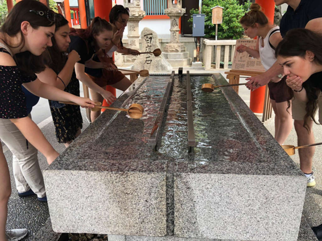 Traditionelles Säubern vor dem Beten beim Ikuta-Schrein