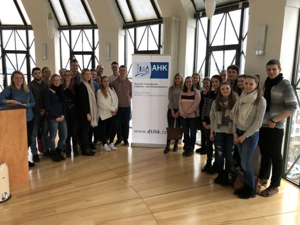 Gruppenfoto in der Kuppel der AHK - der deutsch-tschechischen Industrie- und Handelskammer