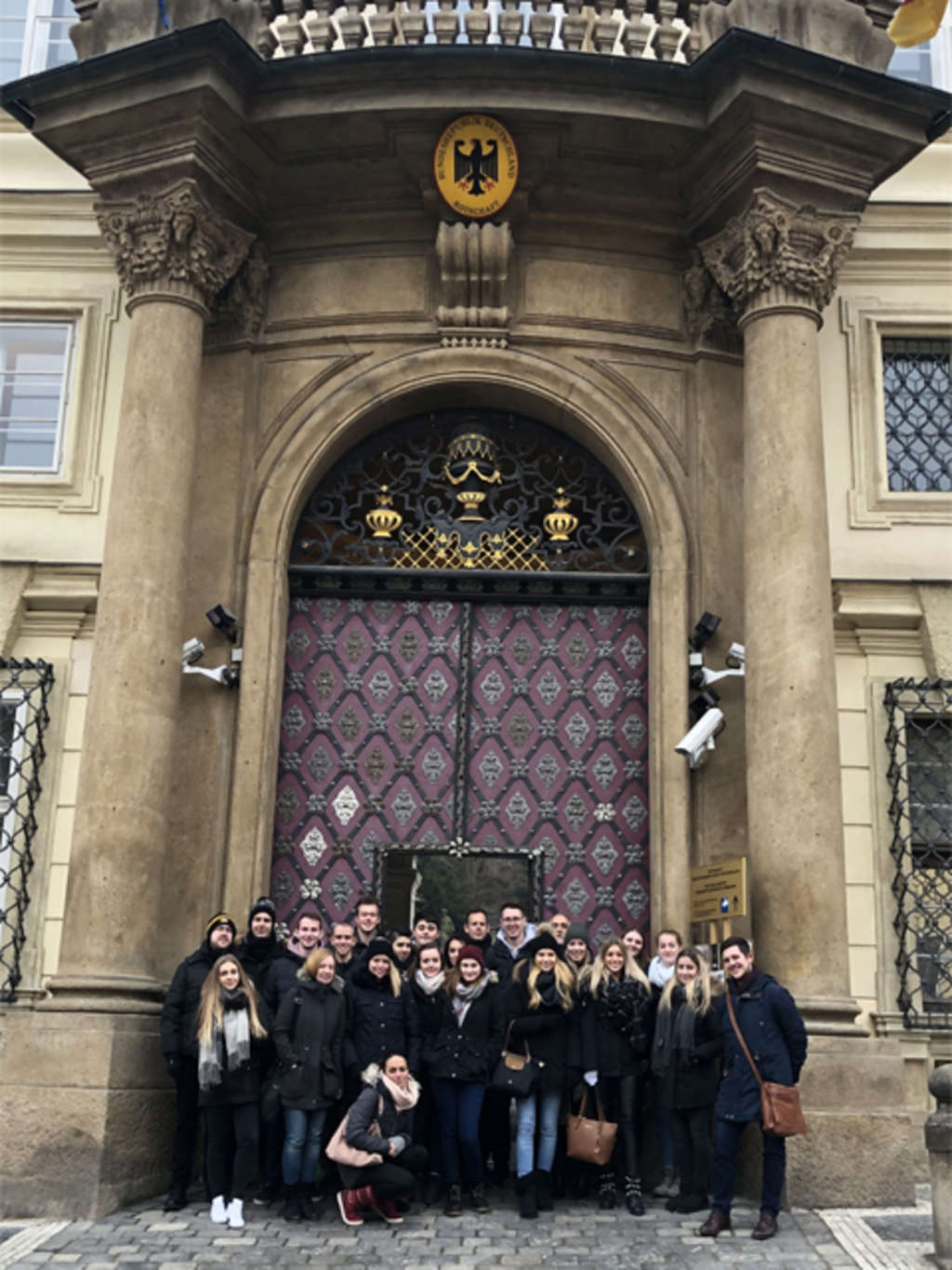 Gruppenbild des Kurses 18/09 vor der deutschen Botschaft in Prag