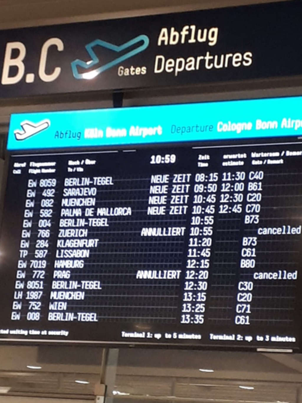 Flughafen Köln-Bonn Abflugtafel - Flug nach Prag annulliert/cancelled