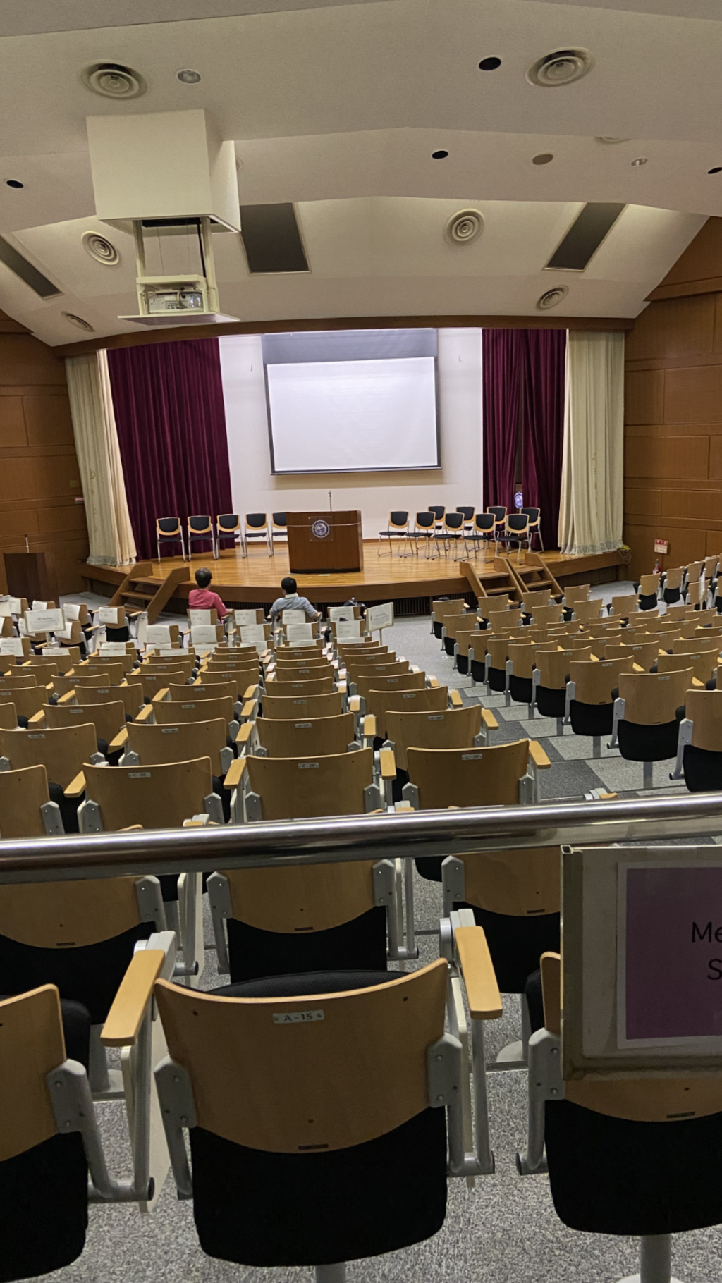 Leerer Konferenzsaal bei der Bildungsreise 2023 nach Japan