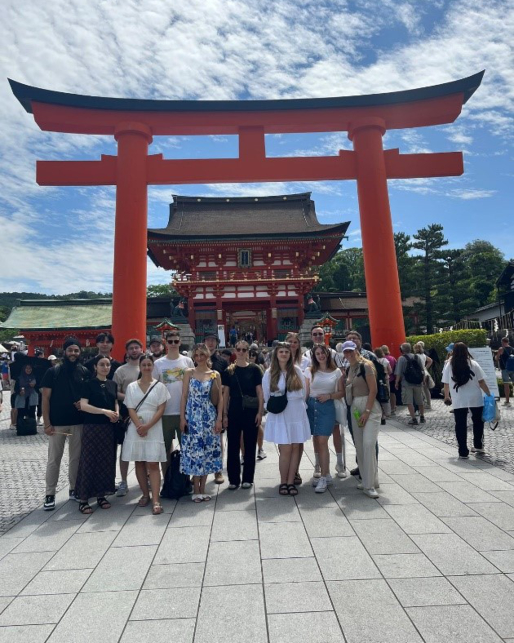 Nachwuchskräfte vor dem Fushimi-Inari-Taisha Schrein