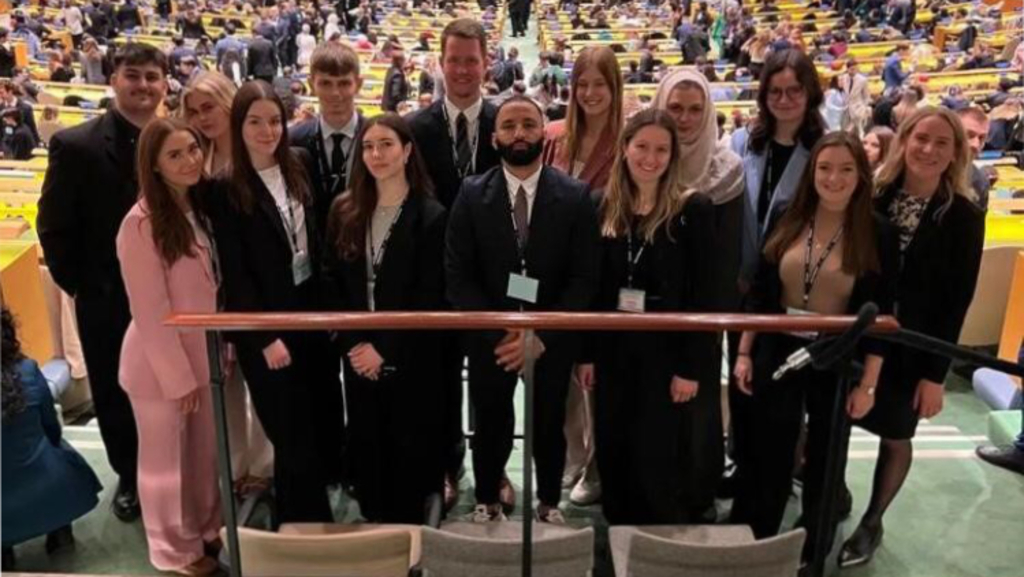 Gruppenfoto der Auszubildenden vor dem Plenarsaal der UN-Generalversammlung