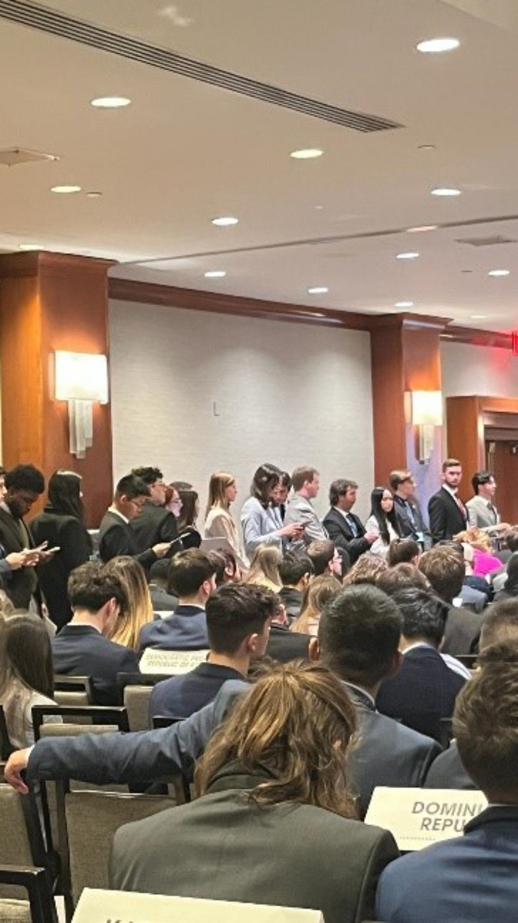 Eine Gruppe junger Menschen steht an um das Wort in einer Sitzung ergreifen zu dürfen