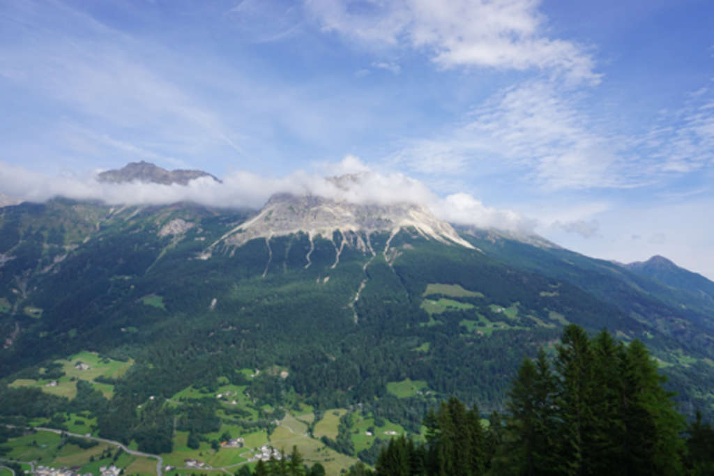 Foto aus dem Bernina Express von den Bergen