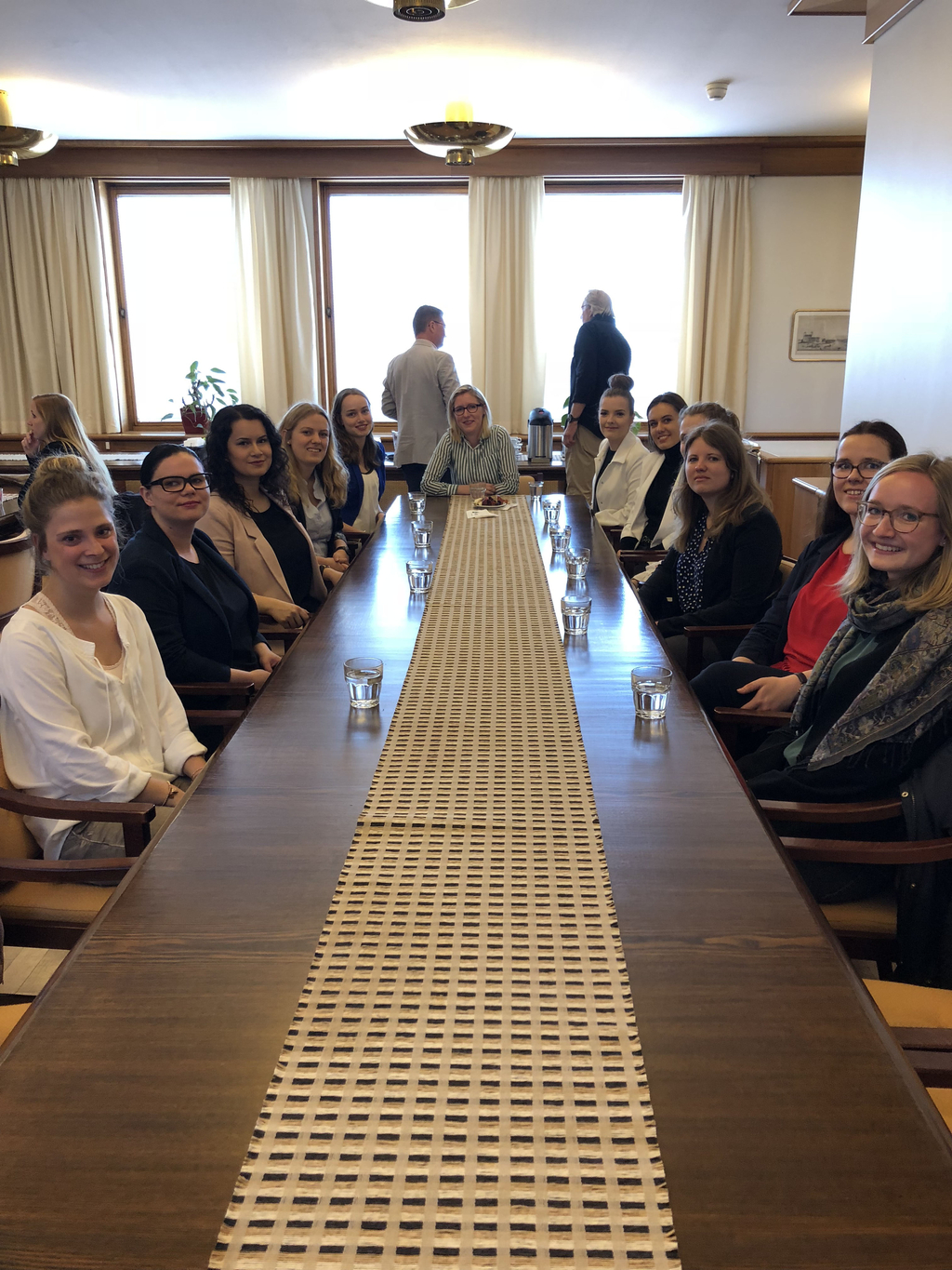 Finnland 18 - Gruppenfoto im Konferenzraum