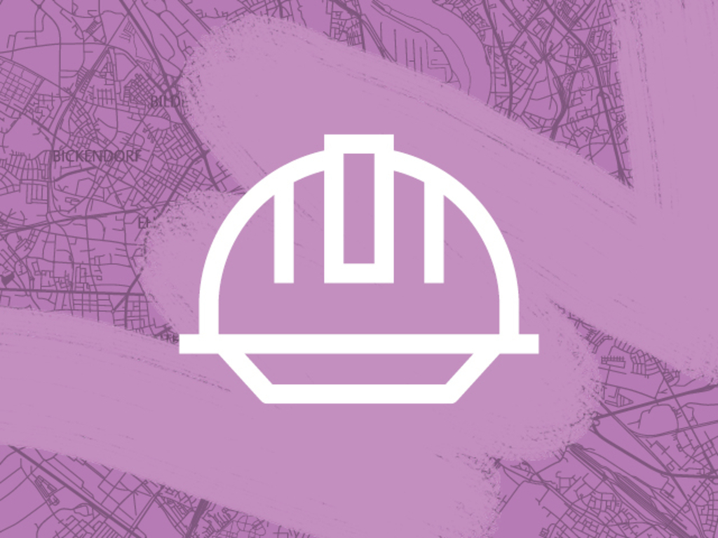 Stadtplan mit Pinselstrich übermalt in Lila, darüber Grafik eines Baustellenhelms in weiß