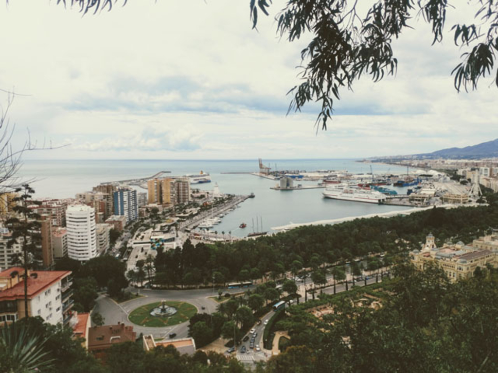 Blick über Malaga von oben in Richtung Meer