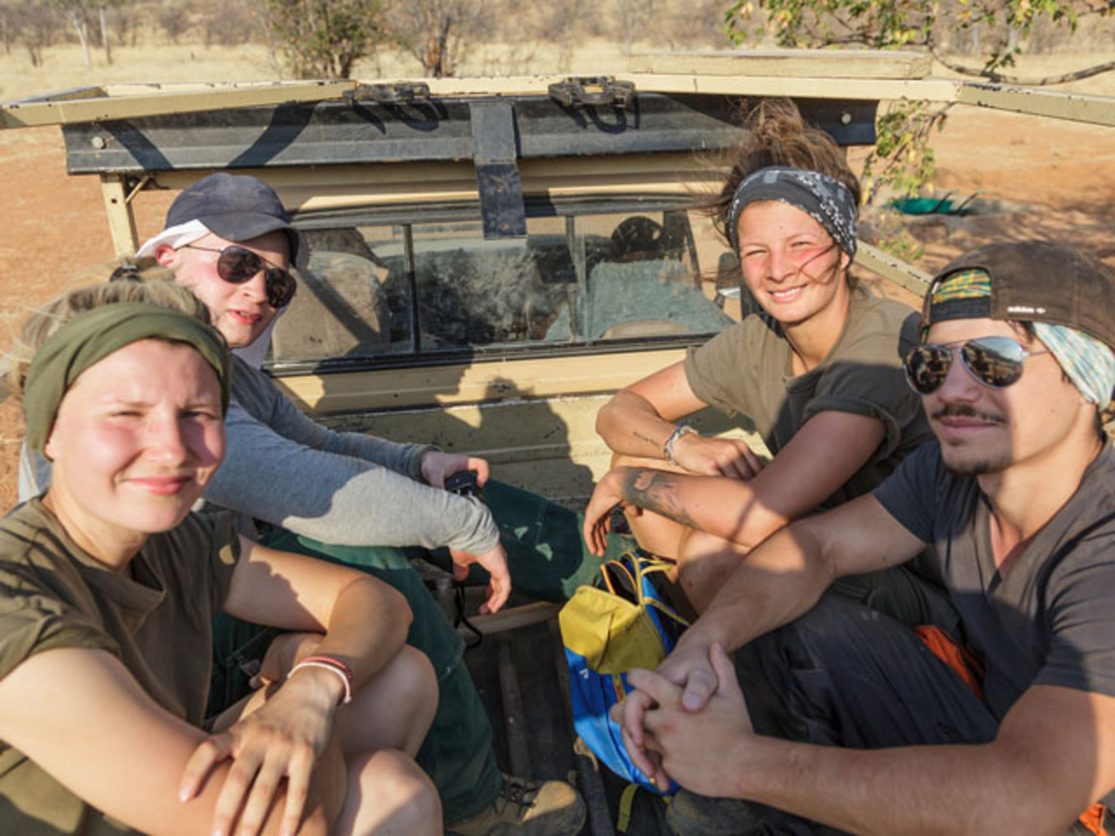 Azubis auf der Ladefläche eines Autos