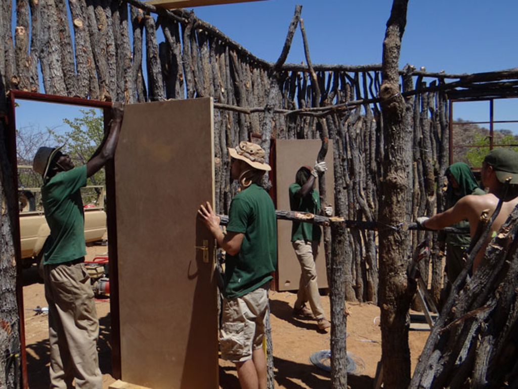 Beim Bau der Schutzhütte