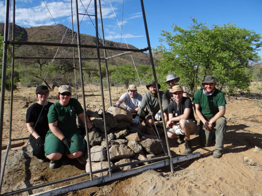 Die Mitarbeiter an einer Wasserpumpe