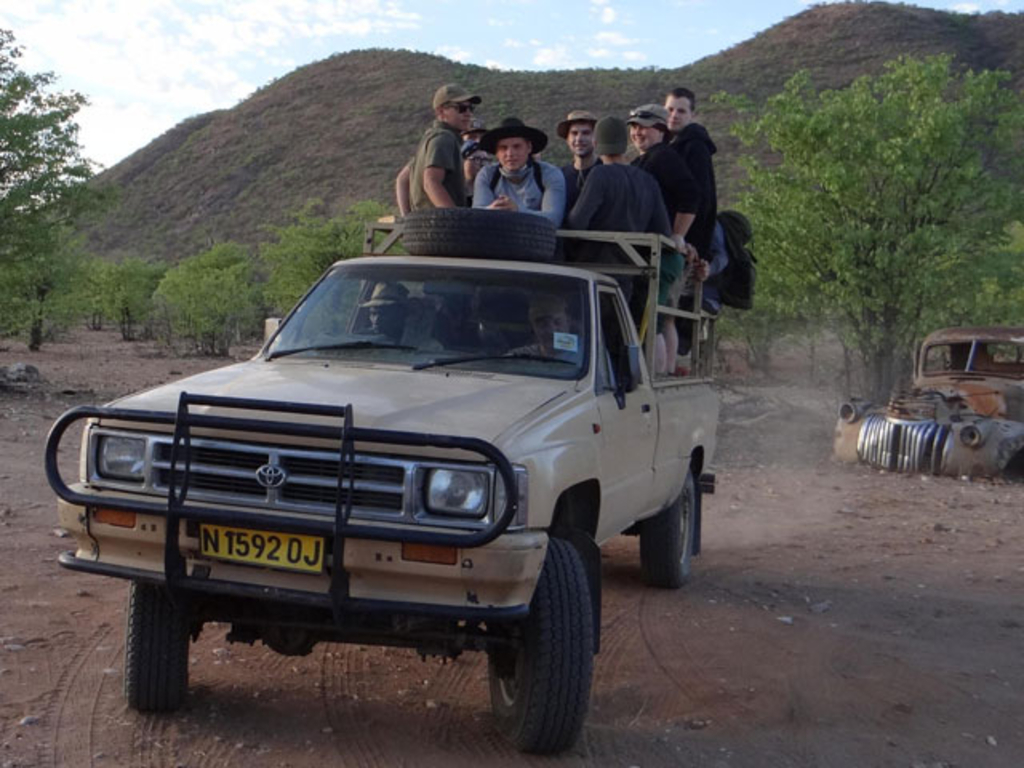 Mitarbeiter auf der Ladefläche eines Pickup