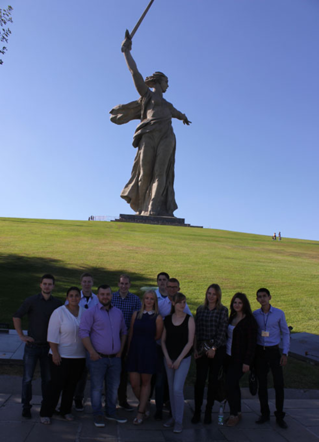 Reisegruppe vor der Mutter Heimat Statue in Wolgograd