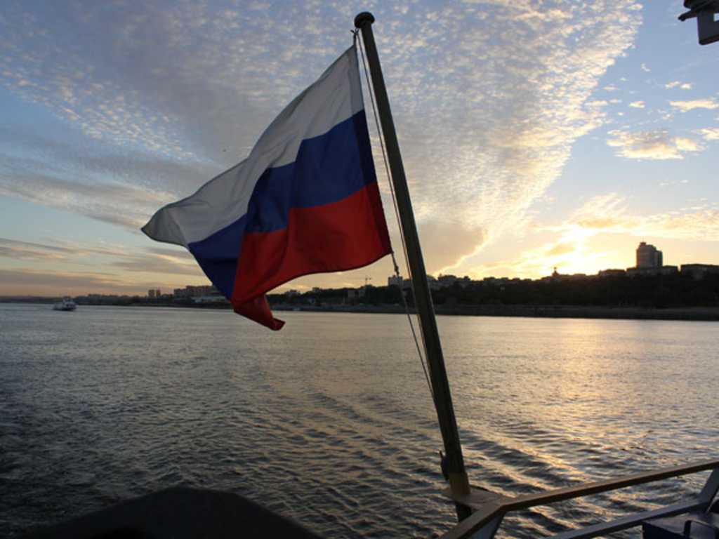 Russische Fahne an einem Boot