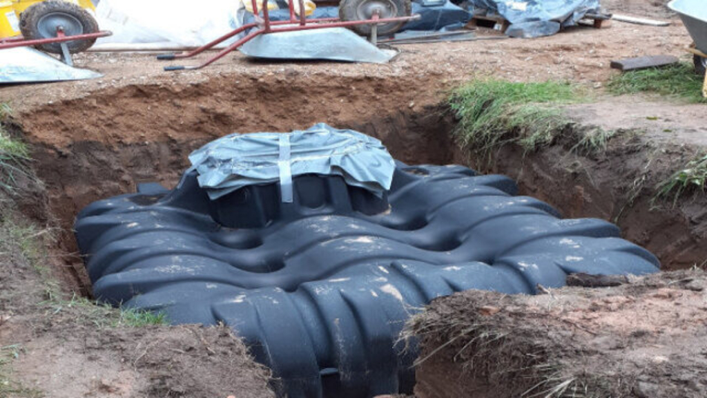 Einbgringung Zisterne, Link auf GRÜN hoch 3 - Regenwasserspeicherung