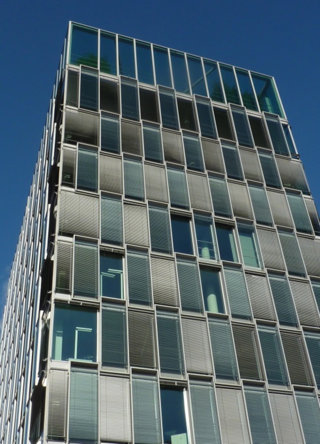 Gebäude mit Sonnenschutz