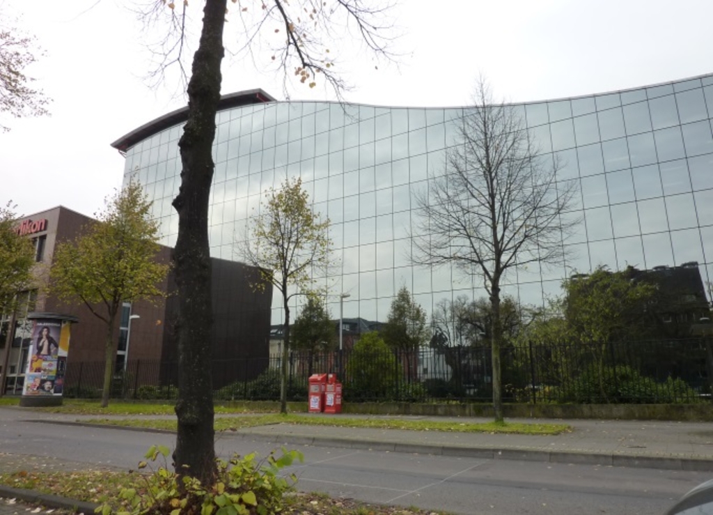 Spiegelndes Gebäude