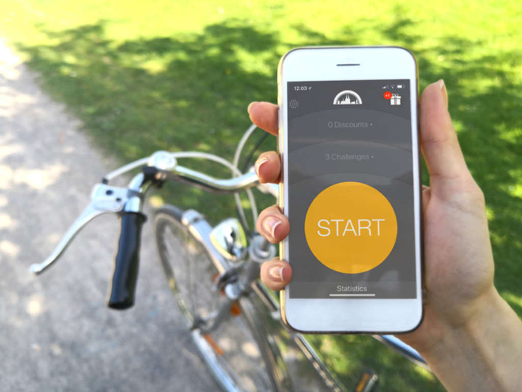 Fahrradfahrer nutzt App