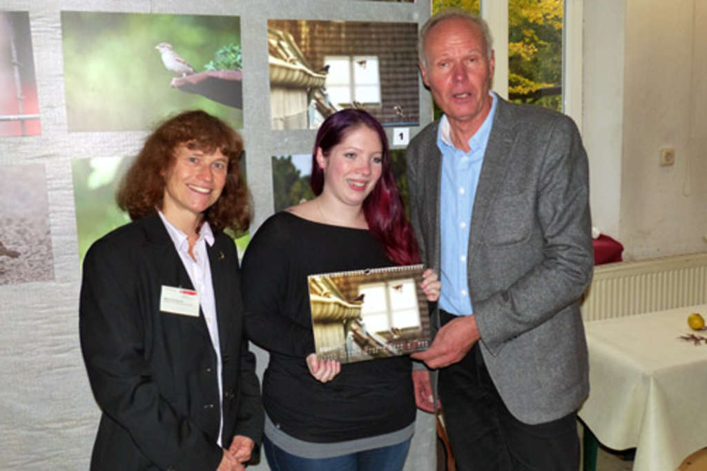 Betina Küchenhoff, Umwelt- und Verbraucherschutzamt, Laura Gobbers, Fotografin des besten Spatz-Bildes, und Horst Bertram, NABU Köln
