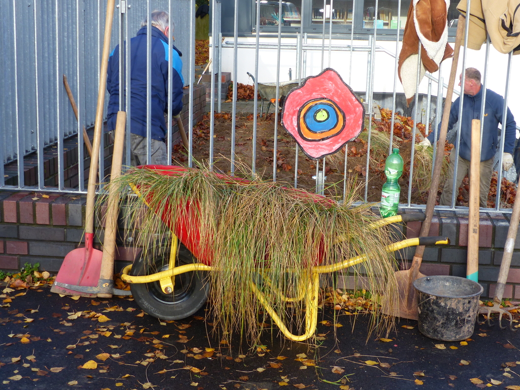 Schubkarre steht im Schulgarten