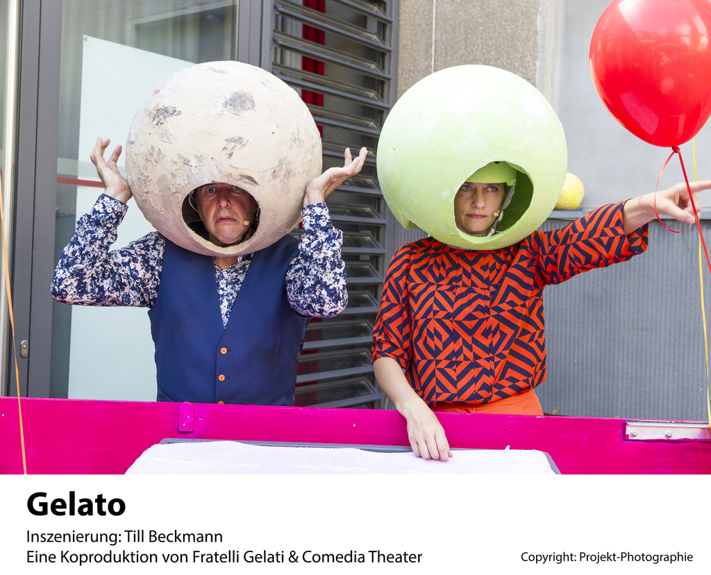 Frau und Mann verkleidet als Eiskugeln