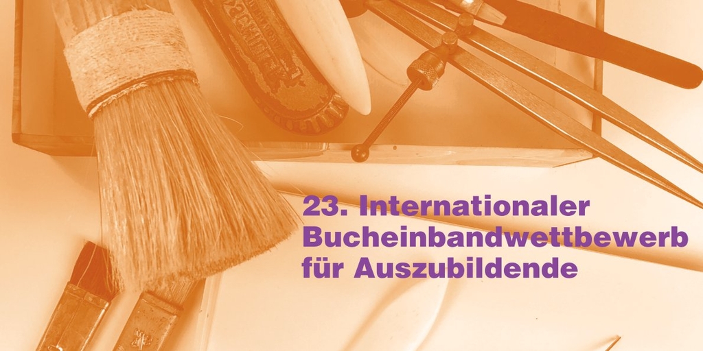 Foto von Werkzeug der Handbuchbinderei mit dem Schriftzug "23. Internationaler Bucheinbandwettbewerb für Auszubildende"