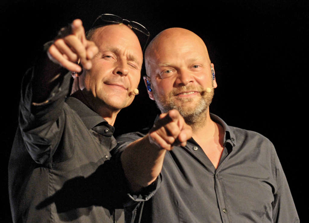 Die Feisten lachen und zeigen in die Kamera