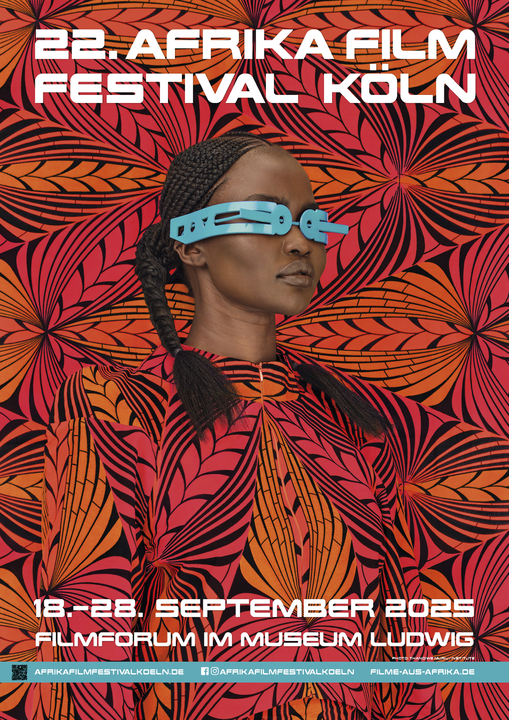 Poster mit einer stehenden Person und Schriftzug: 22. Afrika Film Festival Köln, 18.-28. September 2025, Im Filmforum Museum Ludwig