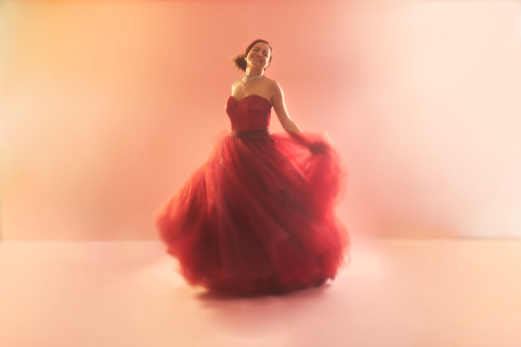 Tänzerin im roten Kleid Darstellerin der Cenerentola/Aschenputtel