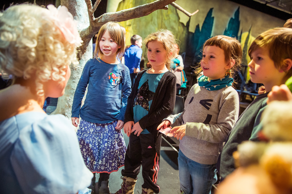 Kinder auf der Bühne der Kinderoper Köln