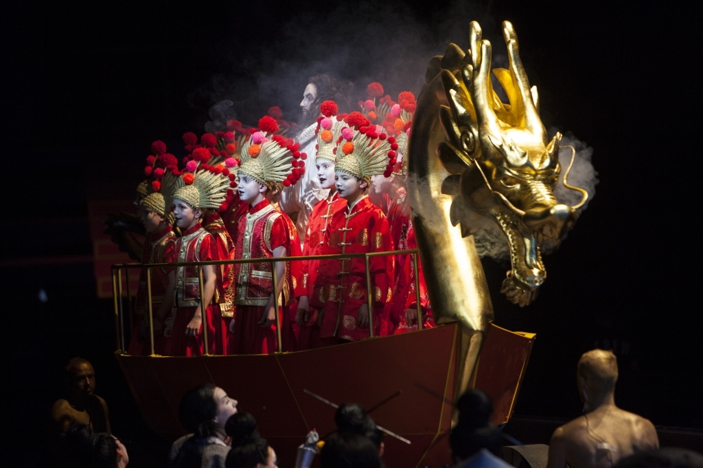 Kindergruppe in einem Drachenboot auf der Bühne während einer Probe zu Turandot